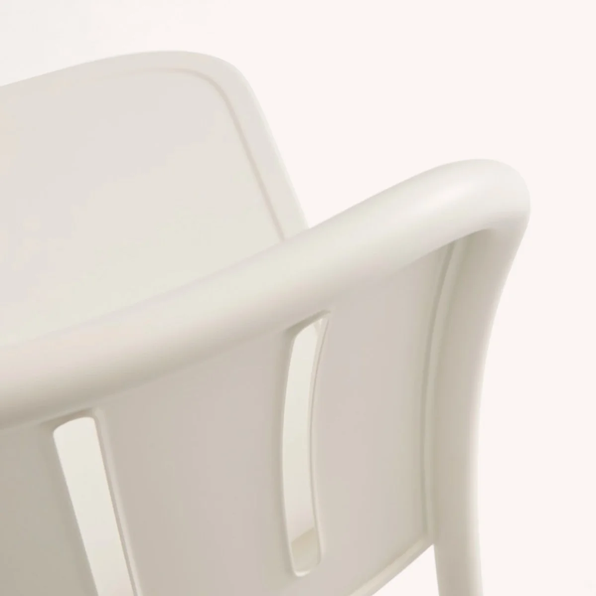 chaise-empilable-aluminium-outdoor-jardin-hay-momentum-design-store-lille-rijsel-curation-mobilier-AF630-F650_Deville Chair cream white powder coated alu_detail.jpg