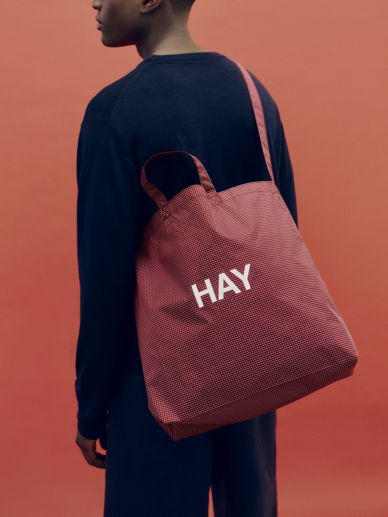 tote-bag-sac-bandouliere-trousse-toilette-recycle-hay-momentum-design-store-lille-rijsel-curation-lifestyle-mobilier-Grid Crossover Bag M burgundy_02.jpg