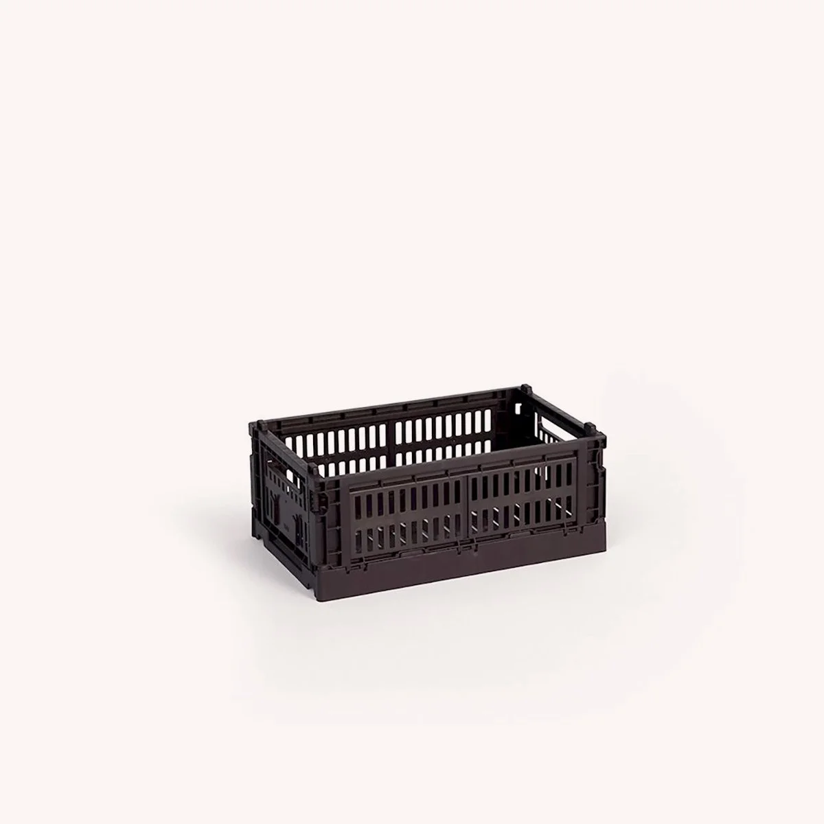 caisse-s-pliable-plastique-recycle-rangement-mobilier-hay-design-momentum-lille-curation-meuble-rijsel-deco-ab634-a601-ag31_variant_hay-colour-crate-s-bordeaux_gb_1220x12202.jpg