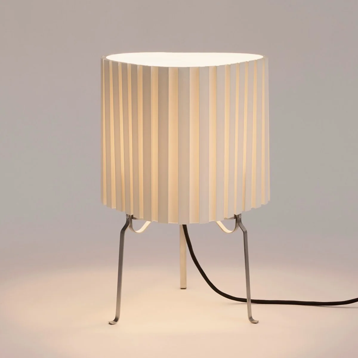 lampe-a-poser-bureau-salon-hay-momentum-design-store-lille-rijsel-deco-luminaires-mobilier-AF810-F647-AV50_Canelé Table Lamp 370 warm white_on.jpg