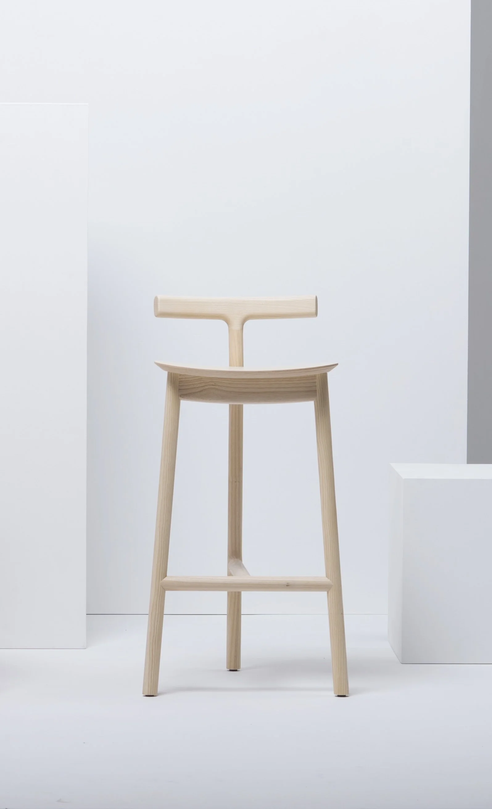 tabouret-bar-65cm-naturel-frene-bois-momentum-lille-Mattiazzi_Radice-boutique-meubles.jpg