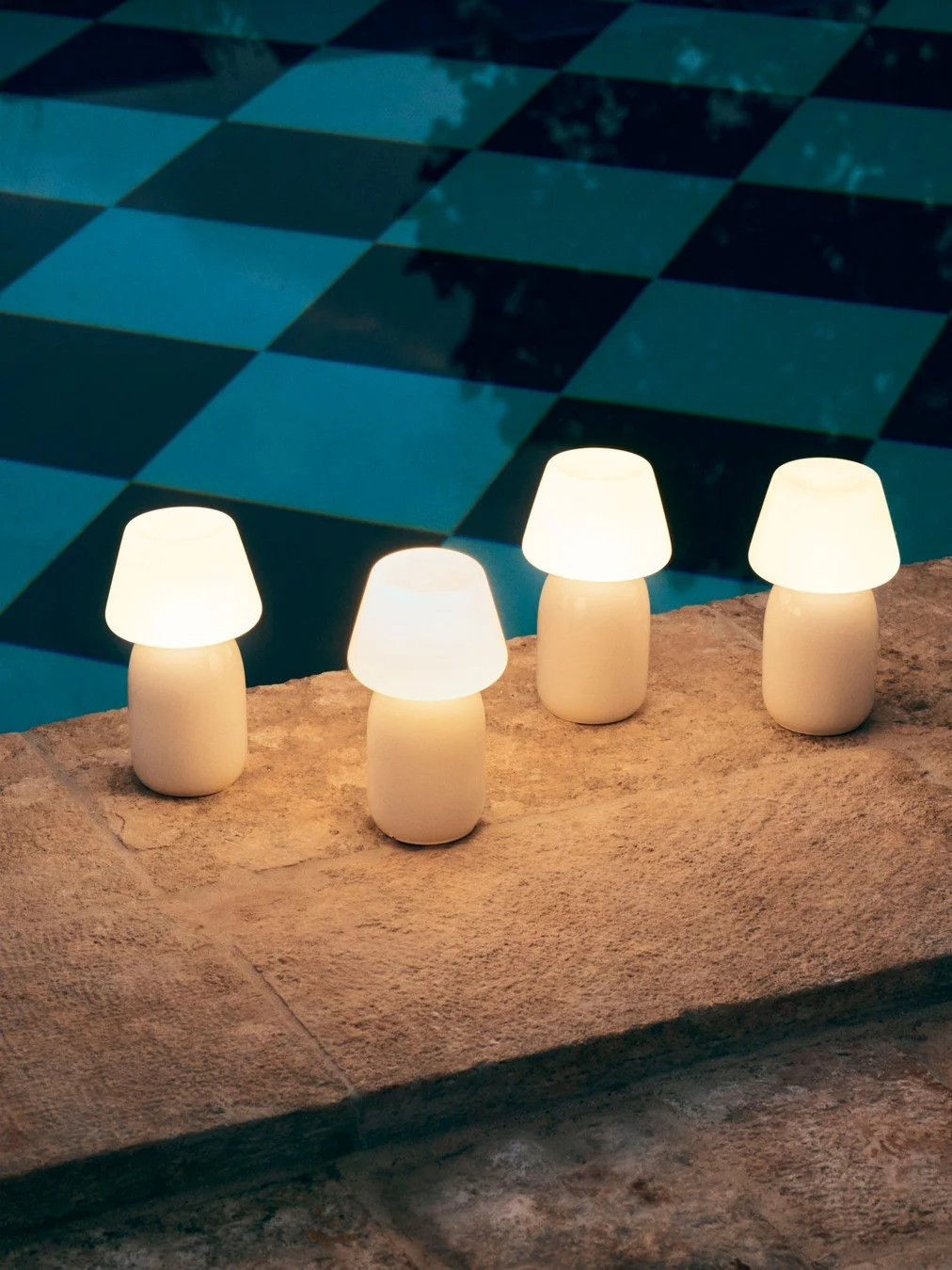 lampe-apollo-verre-portable-indoor-outdoor-faitmain-hay-momentum-design-store-lille-mobilier-deco-rijselApollo Portable 12.jpg