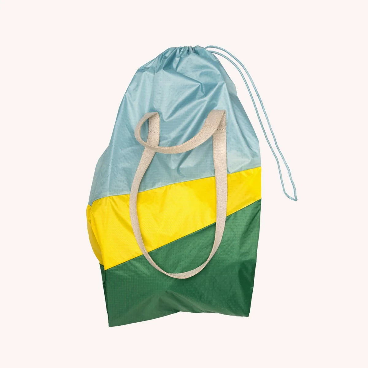 trash-bag-m-form-2025-linge-susan-bijl-lifestyle-momentum-design-store-lille-mobilier-deco-curation-TNTR.FORM.FRA.TVY.DA-1.jpg