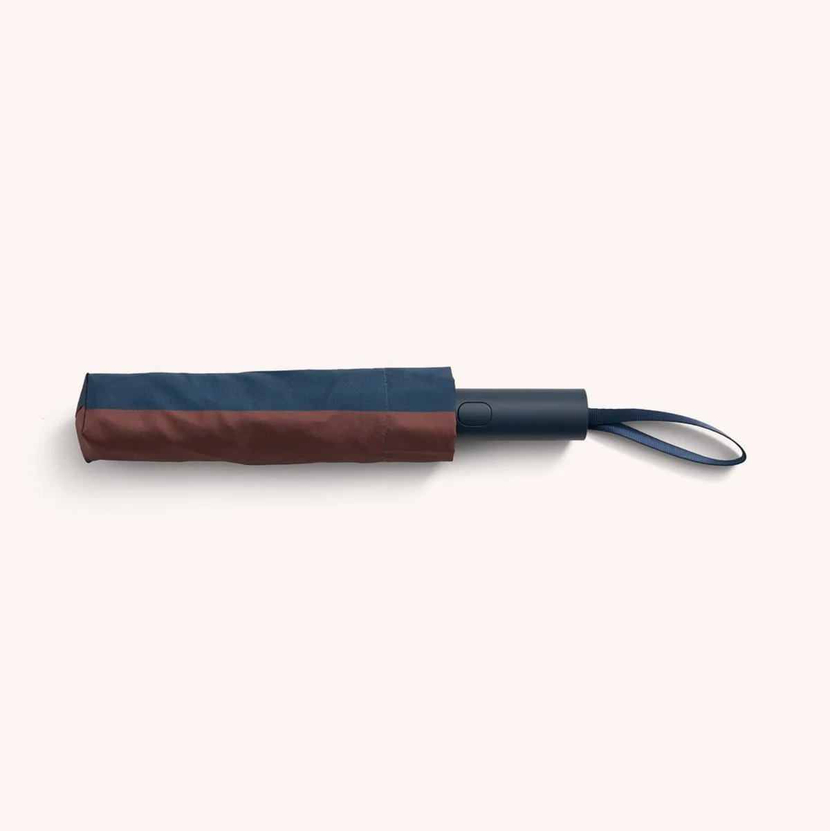 parapluie-compact-marron-bleu-lignes-rayures-hay-momentum-design-store-lille-rijsel-deco-luminaires-mobilier-AF794-A661_Regn Umbrella brown_detail.jpg