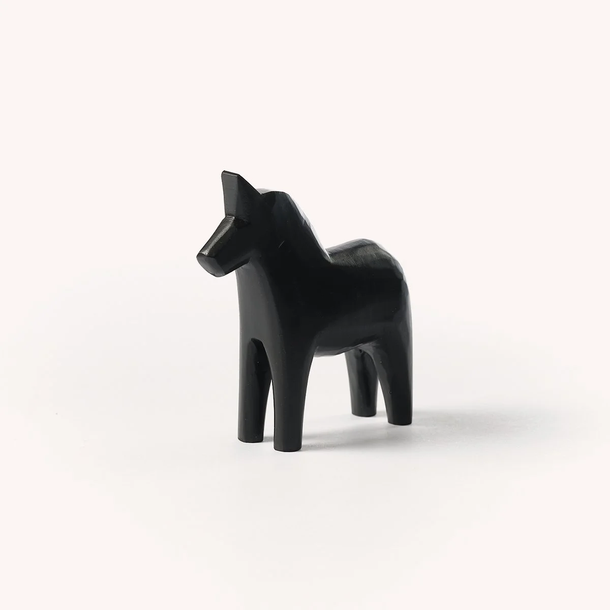 cheval-dala-suedois-dalecarlie-bois-artisanal-design-store-lille-mobilier-luminaire-deco-b2b-hay-curation-Momentum_c_studio.b.helle 6.jpg