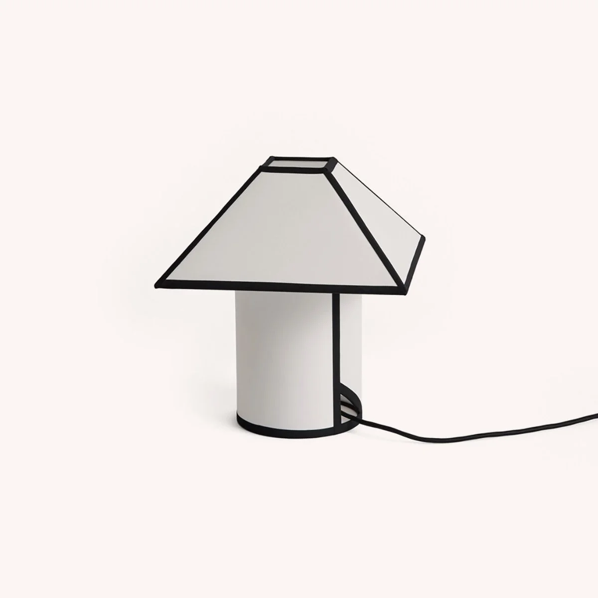 ava-lampe-de-table-chevet-ana-kras-luminaire-noir-blanc-mobilier-hay-design-momentum-lille-curation-meuble-rijsel-deco-AE870-E626-AB77_Ava Pyramid Table Lamp 290 white_detail.jpg