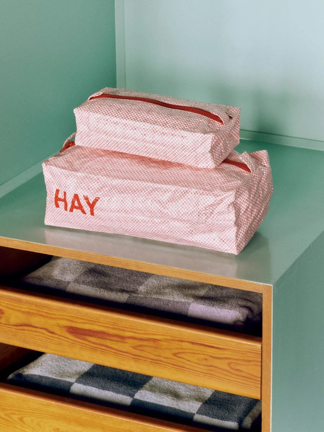 set-trousse-pochette-toilette-candy-hay-mobilier-design-momentum-lille-curation-meuble-Candy Mono Wash Bag light pink.jpg