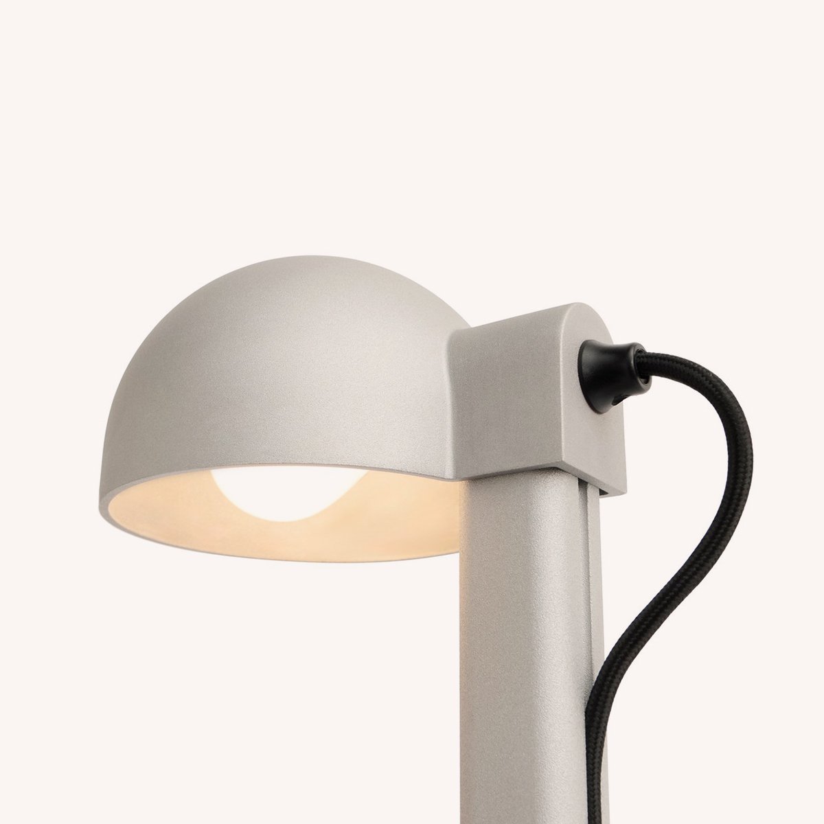 lampe-bureau-claire-lavabre-hay-momentum-design-store-lille-rijsel-deco-luminaires-mobilier-AE926-D360_Posto Table Lamp silver grey_detail 02_on.jpg