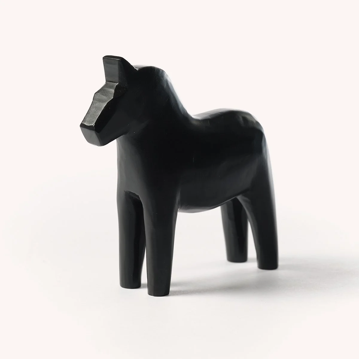 cheval-dala-suedois-dalecarlie-bois-artisanal-design-store-lille-mobilier-luminaire-deco-b2b-hay-curation-Momentum_c_studio.b.helle 8.jpg