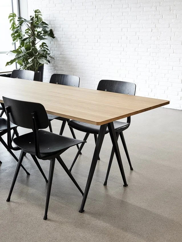 table-pyramid-wim-rietveld-ahrend-salon-momentum-design-store-lille-curation-rijsel-mobilier-luminaires-Aarhus Airport_Pyramid Table 02_Result Chair 01.jpg