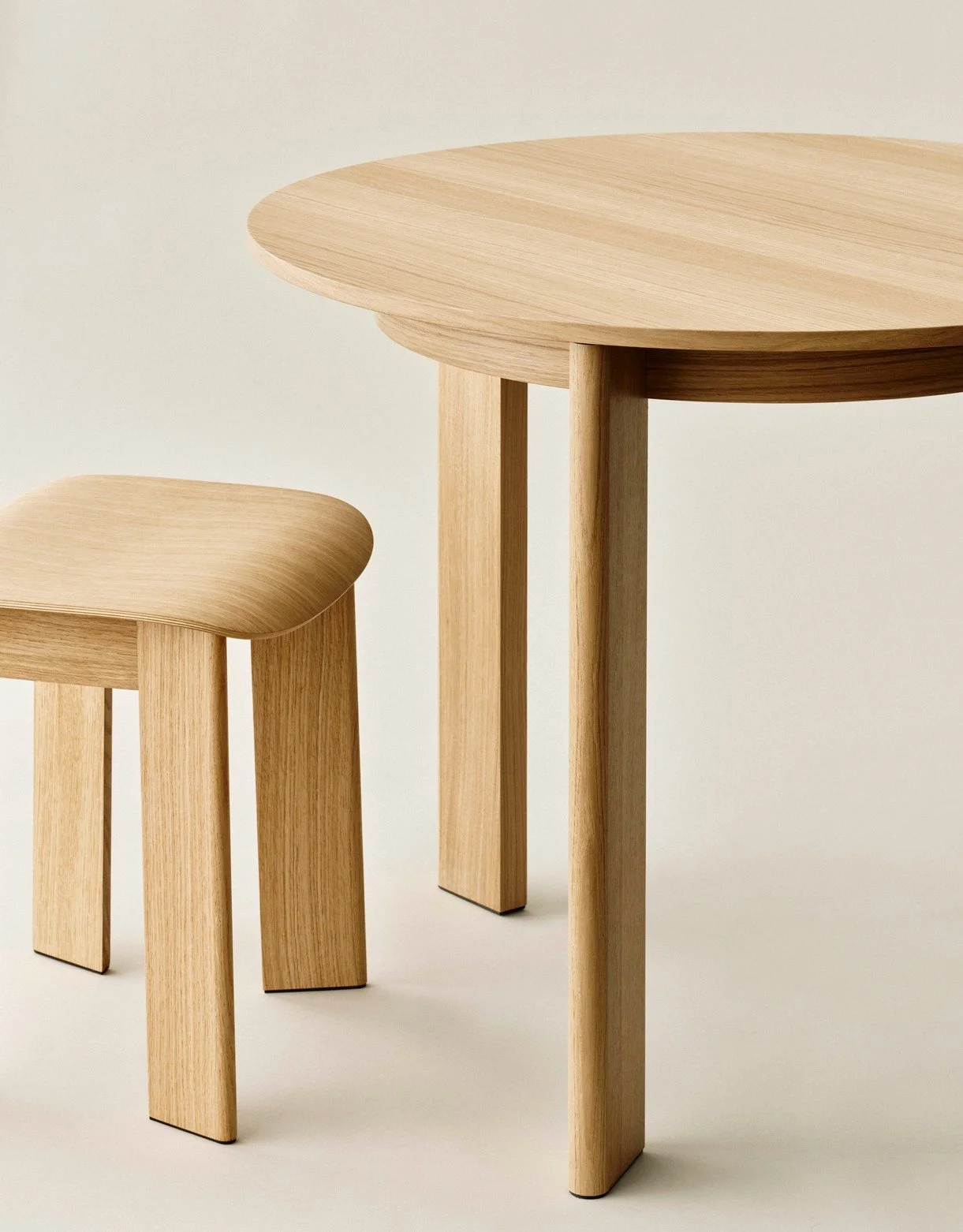 collection-chisel-tabouret-chaise-table-lounge-salon-bar-bois-momentum-design-store-lille-rijsel-deco-mobilier-meubles-AG086-G156-AA51-01UF_Chisel 10 Stool_AG090-G182-AX03_Chisel 20 Table.jpg