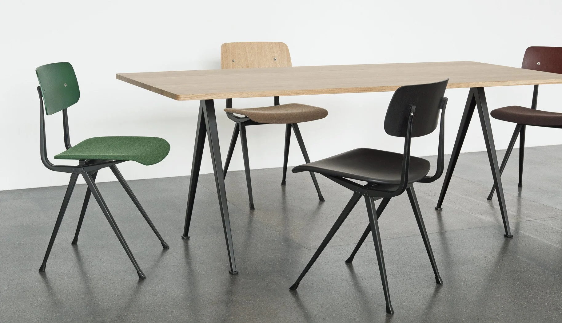 table-pyramid-wim-rietveld-ahrend-salon-momentum-design-store-lille-curation-rijsel-mobilier-luminaires-Pyramid Table 02_Result Chair uph 03.jpg