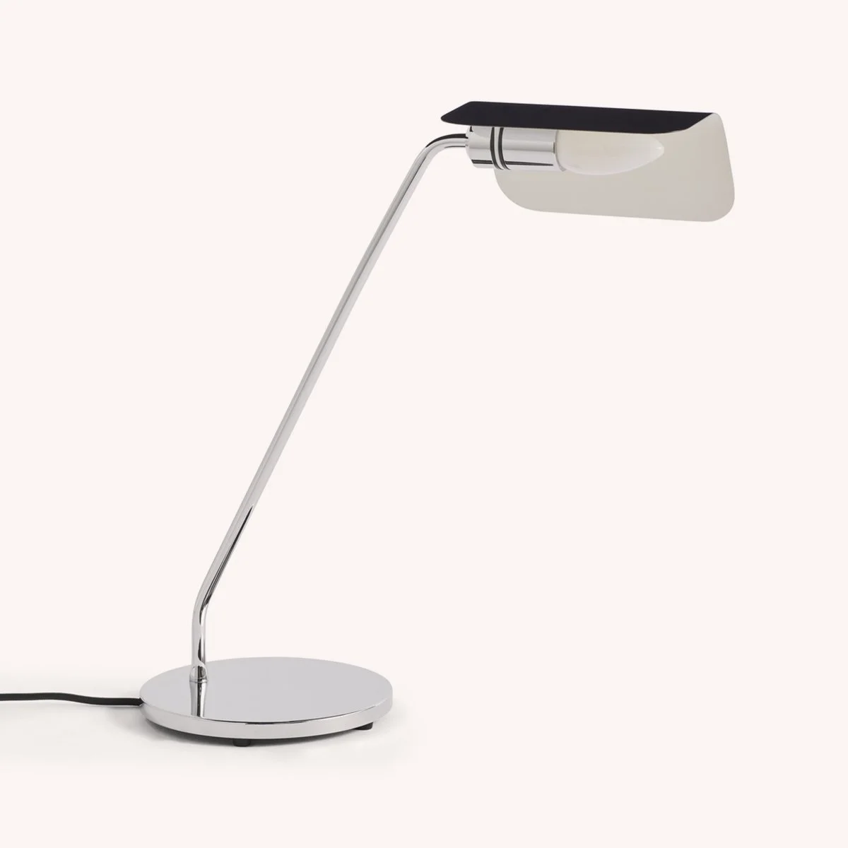 apex-lampe-bureau-table-luminaire-momentum-design-store-lille-rijsel-curation-lifestyle-mobilier-deco-AD344-B526_Apex Desk Lamp iron black_detail.jpg