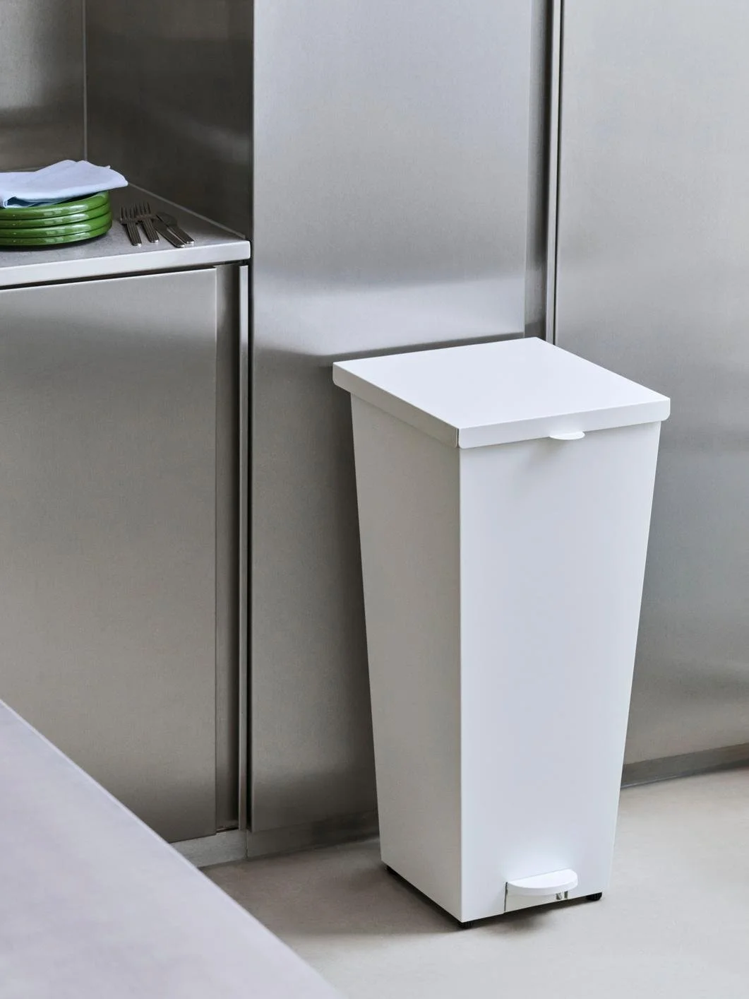 poubelle-loop-leif-jorgensen-cuisine-bureau-momentum-design-store-lille-curation-rijsel-mobilier-luminaires-Loop Bin 58L White.jpg