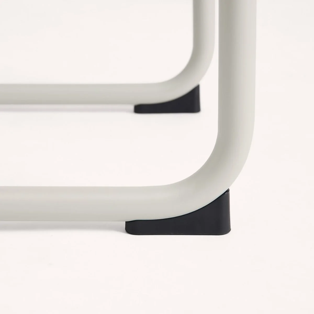 chaise-outdoor-jardin-bouroullec-hay-momentum-design-store-lille-rijsel-curation-mobilier-decoration-lifestyle-AF591-A221_Palissade Cantilever Chair sky grey powder coated steel_detail 01.jpg