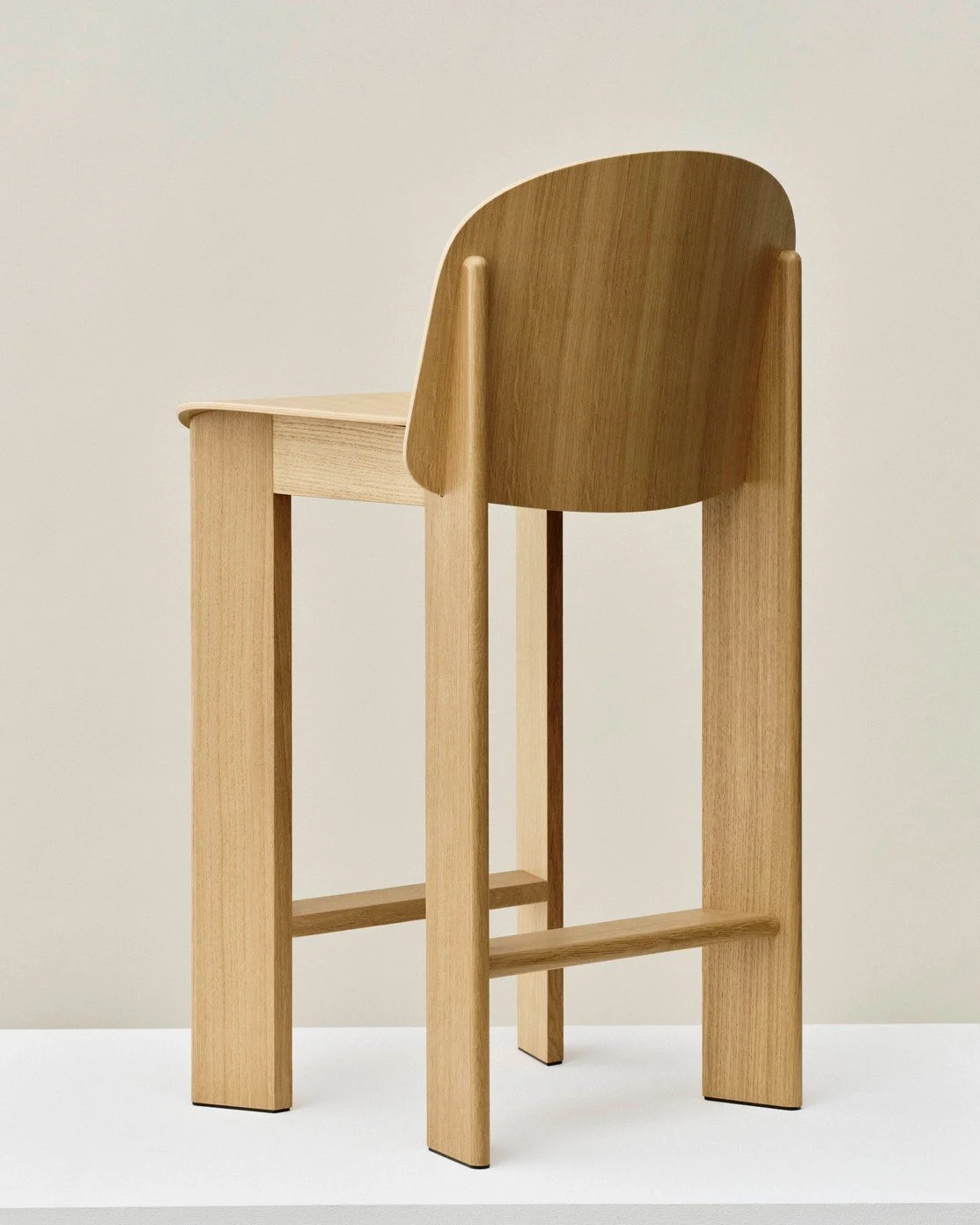 collection-chisel-tabouret-chaise-table-lounge-salon-bar-bois-momentum-design-store-lille-rijsel-deco-mobilier-meubles-AG082-A210-AA51-01UF_Chisel 35 Bar Stool H65_01.jpg