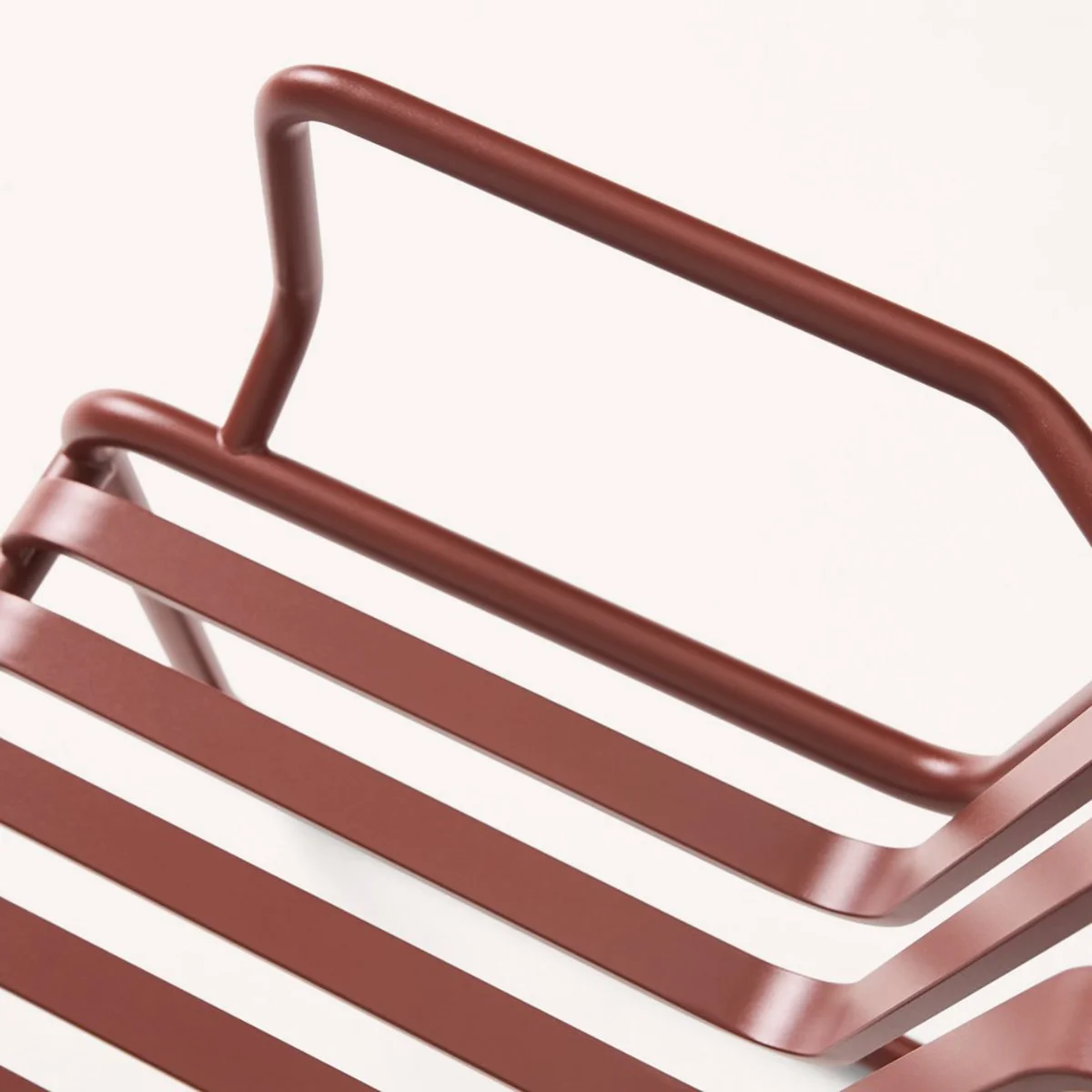 chaise-avec-accoudoirs-outdoor-jardin-bouroullec-hay-momentum-design-store-lille-rijsel-curation-mobilier-AF592-B485_Palissade Cantilever Armchair iron red powder coated steel_detail 01.jpg