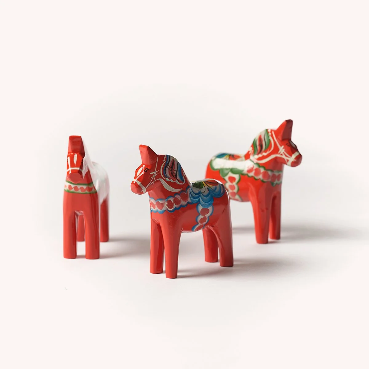 cheval-dala-suedois-dalecarlie-bois-artisanal-design-store-lille-mobilier-luminaire-deco-b2b-hay-curation-Momentum_c_studio.b.helle 16.jpg
