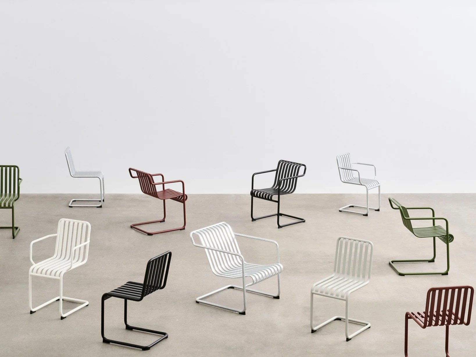 chaise-avec-accoudoirs-outdoor-jardin-bouroullec-hay-momentum-design-store-lille-rijsel-curation-mobilier-Palissade Cantilever Family.jpg