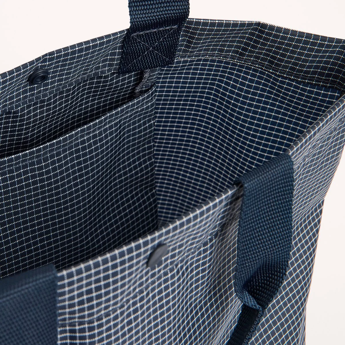 tote-bag-sac-trousse-toilette-recycle-hay-momentum-design-store-lille-rijsel-curation-lifestyle-mobilier-AF783-A565-AE89_Grid Everyday Bag Mini dark blue detail.jpg