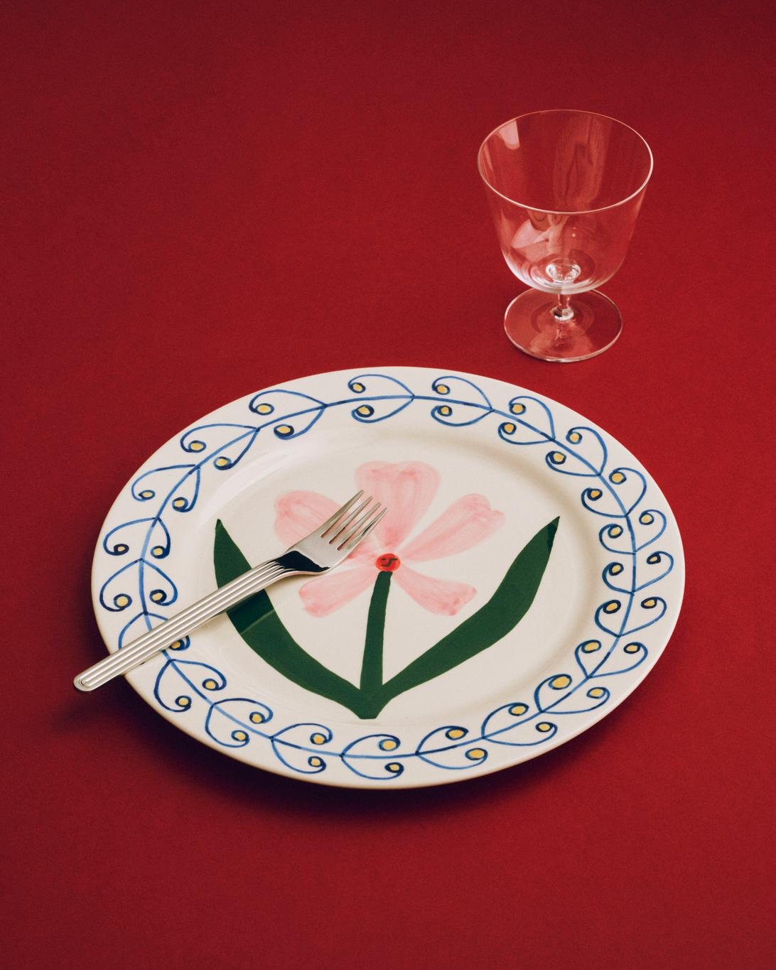 emma-kohlmann-serie-limitee-vaisselle-artsdelatable-maison-collection-momentum-design-lille-curation-rijsel-deco-hay-La Pittura Plate antiquity_Curve Stem Glass clear_Sunday Cutlery.jpg