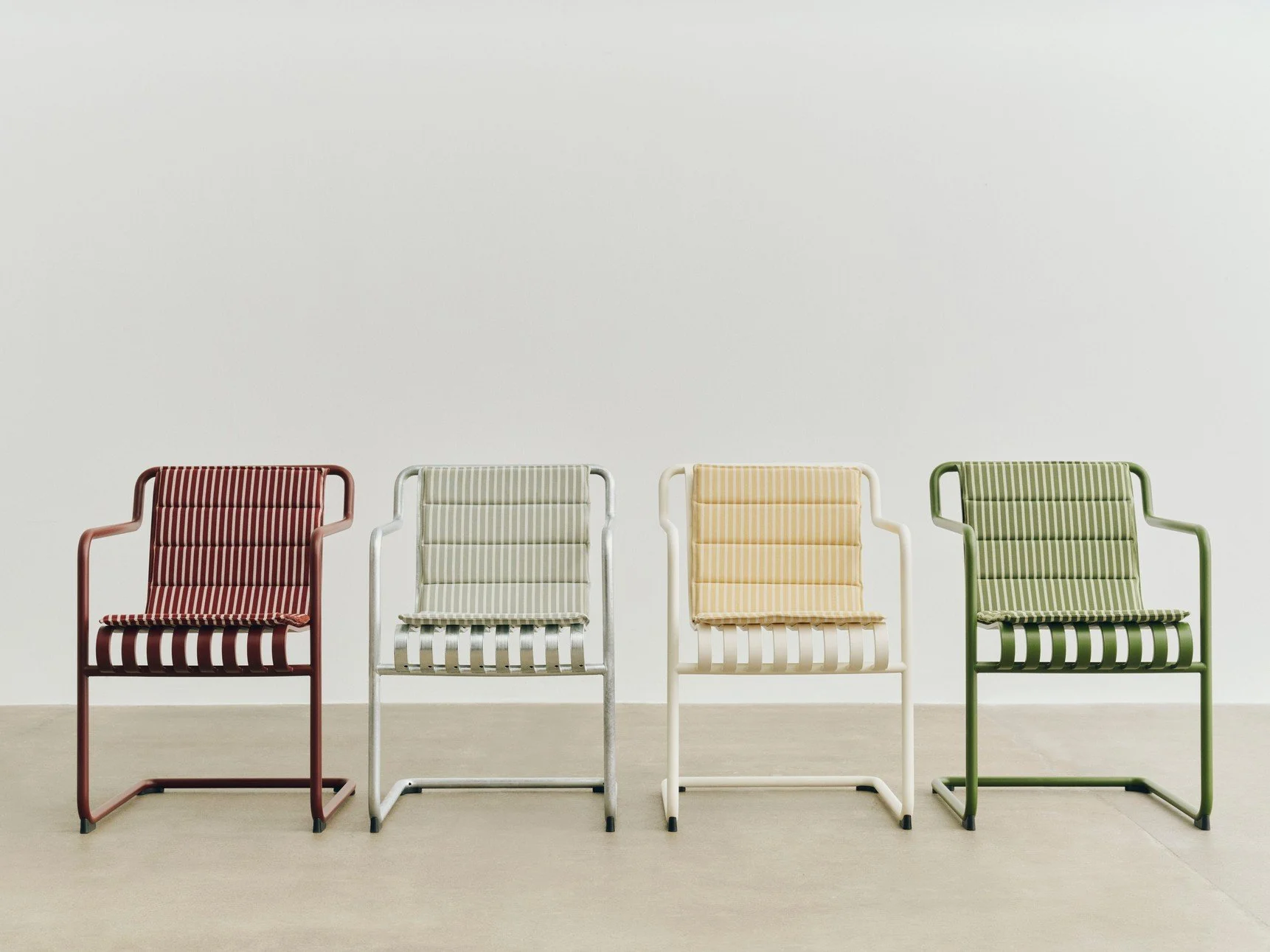 coussin-terrazza-chaise-hay-momentum-design-store-lille-rijsel-curation-lifestyle-mobilier-Terrazza Folding Seat Cushion family_Palissade Cantilever Dining Armchair.jpg