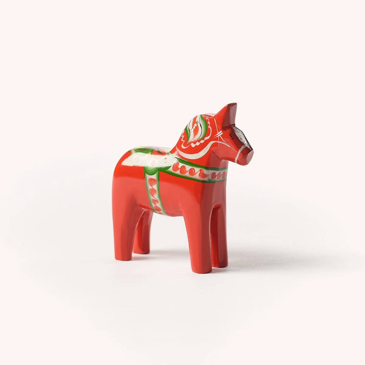 cheval-dala-suedois-dalecarlie-bois-artisanal-design-store-lille-mobilier-luminaire-deco-b2b-hay-curation-Momentum_c_studio.b.helle 14.jpg