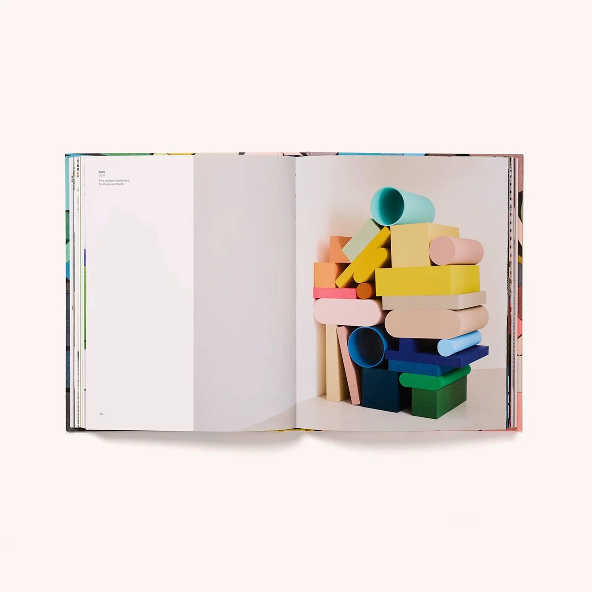 LIVRE-SOPHIE-smallhorn-artiste-counter-print-books-art-momentum-design-store-lille-lifestyle-mobilier-deco-curation06_9c877e1f-bee4-48a2-8c17-c2567b40ab03.jpg copie.jpg