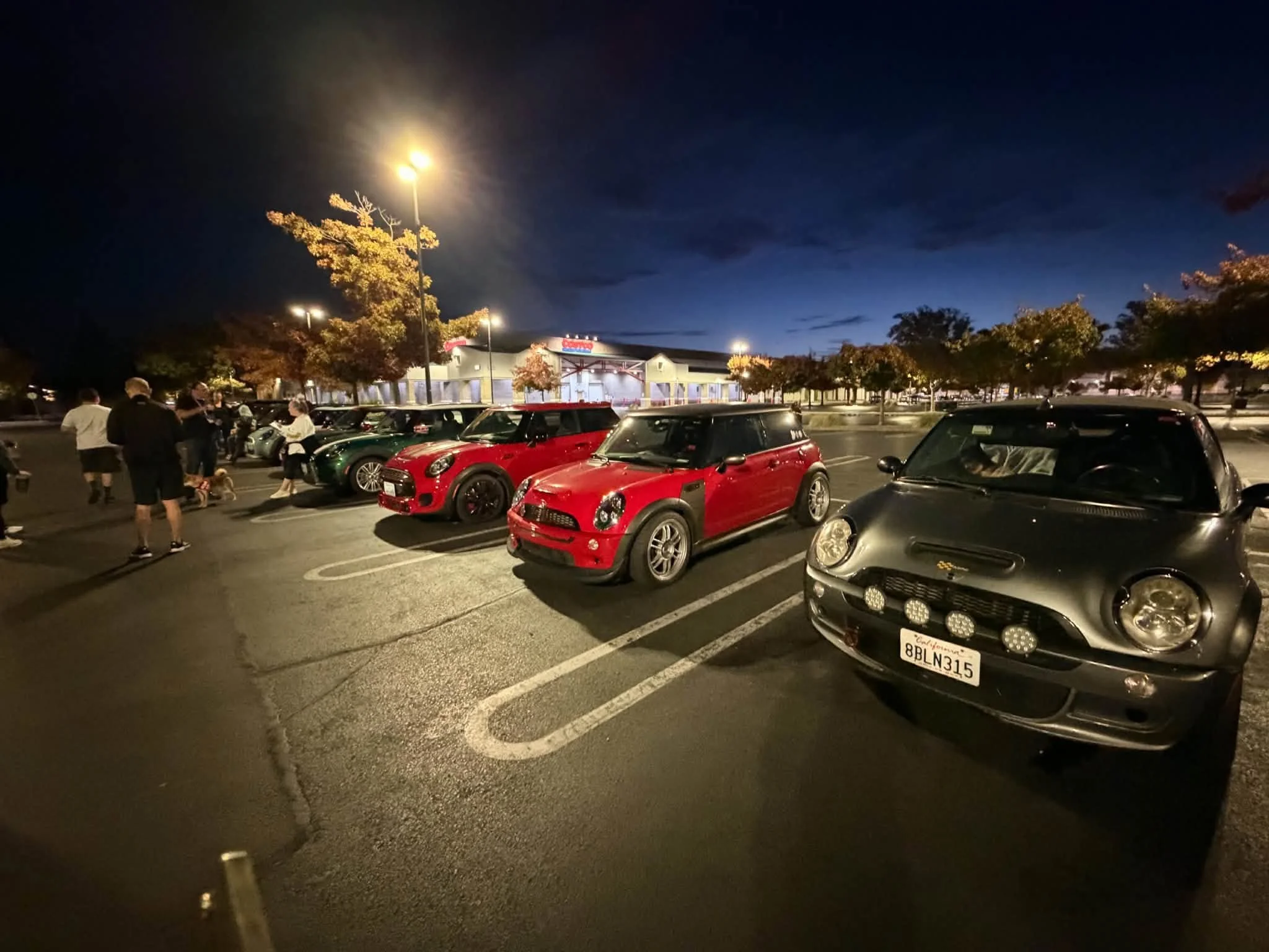 26-10 - mtts-ca - minis-and-member-at-sonoma-pre-meetup.jpg