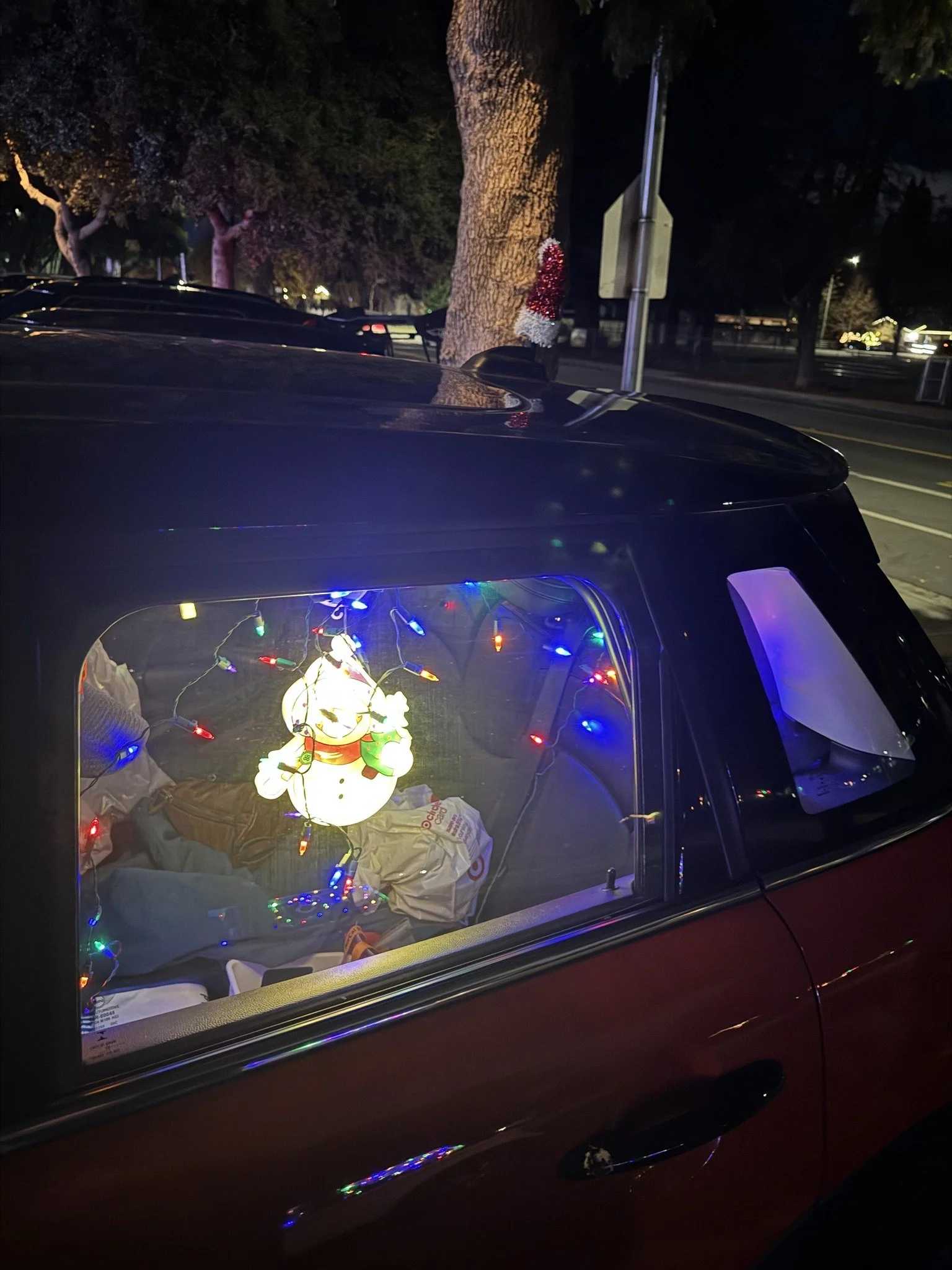 25-12 - xmas-lights - glowing-ornament-in-back-seat.jpg