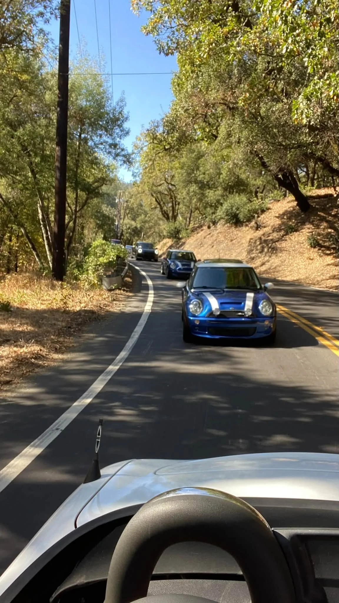 26-10 - mtts-ca - minis-on-the-road.jpg