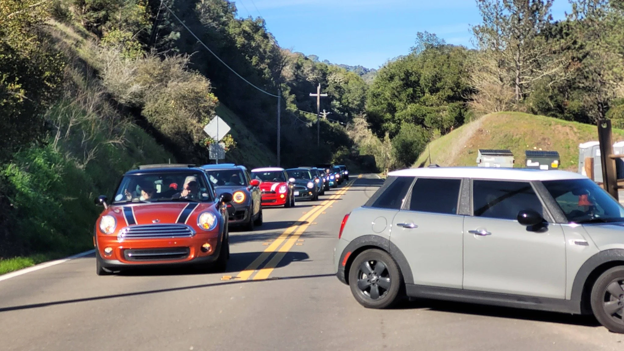 26-01 - mt-umunhum - mini-on-the-road.jpg