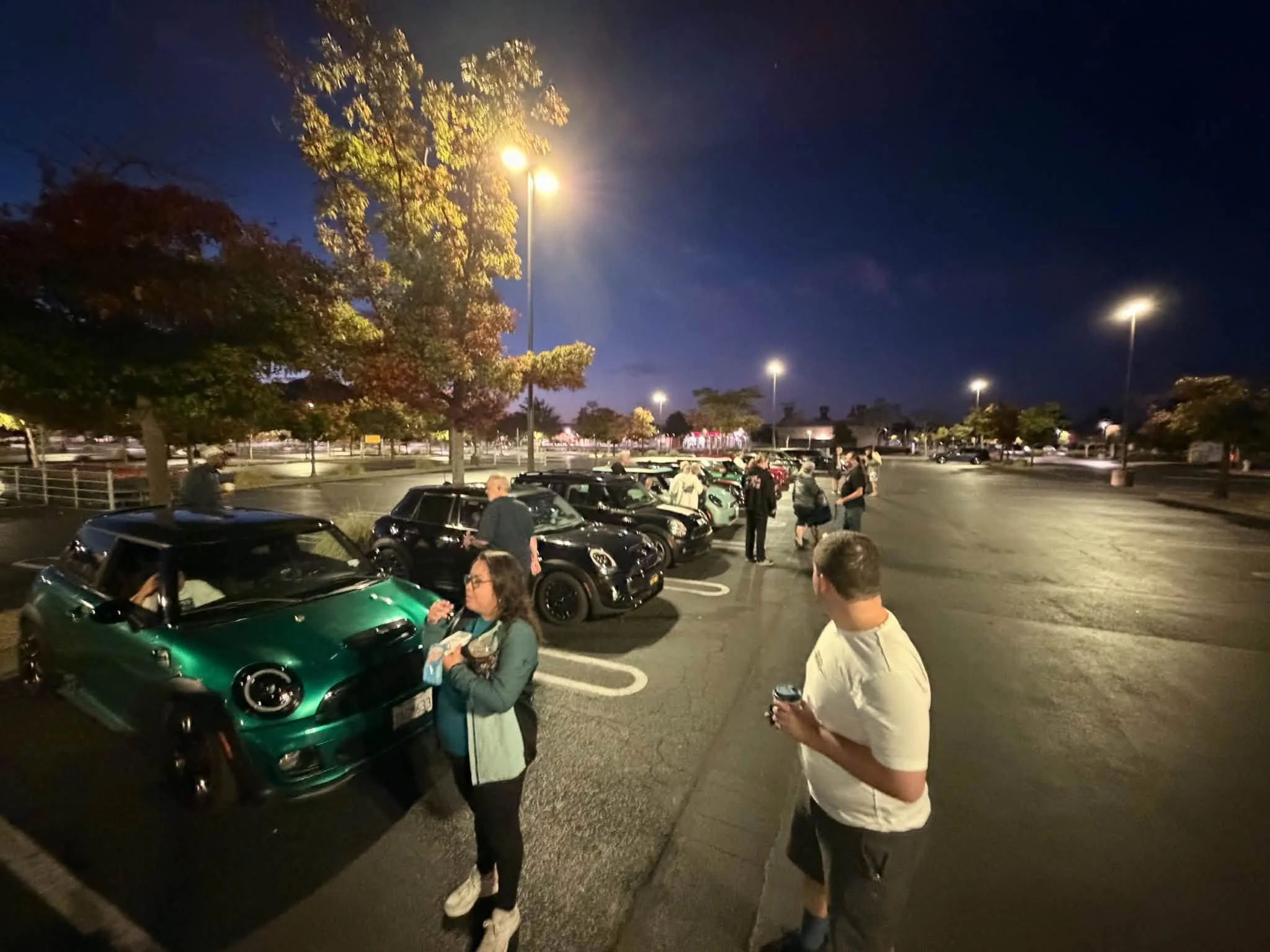 26-10 - mtts-ca - minis-and-member-at-sonoma-pre-meetup-2.jpg