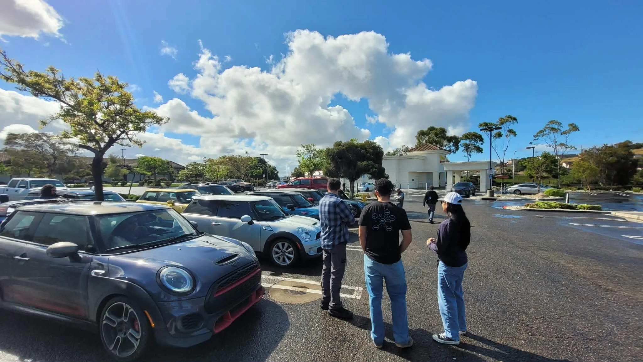 26-04 - santa-barbera - minis-and-members-at-pitstop.JPEG