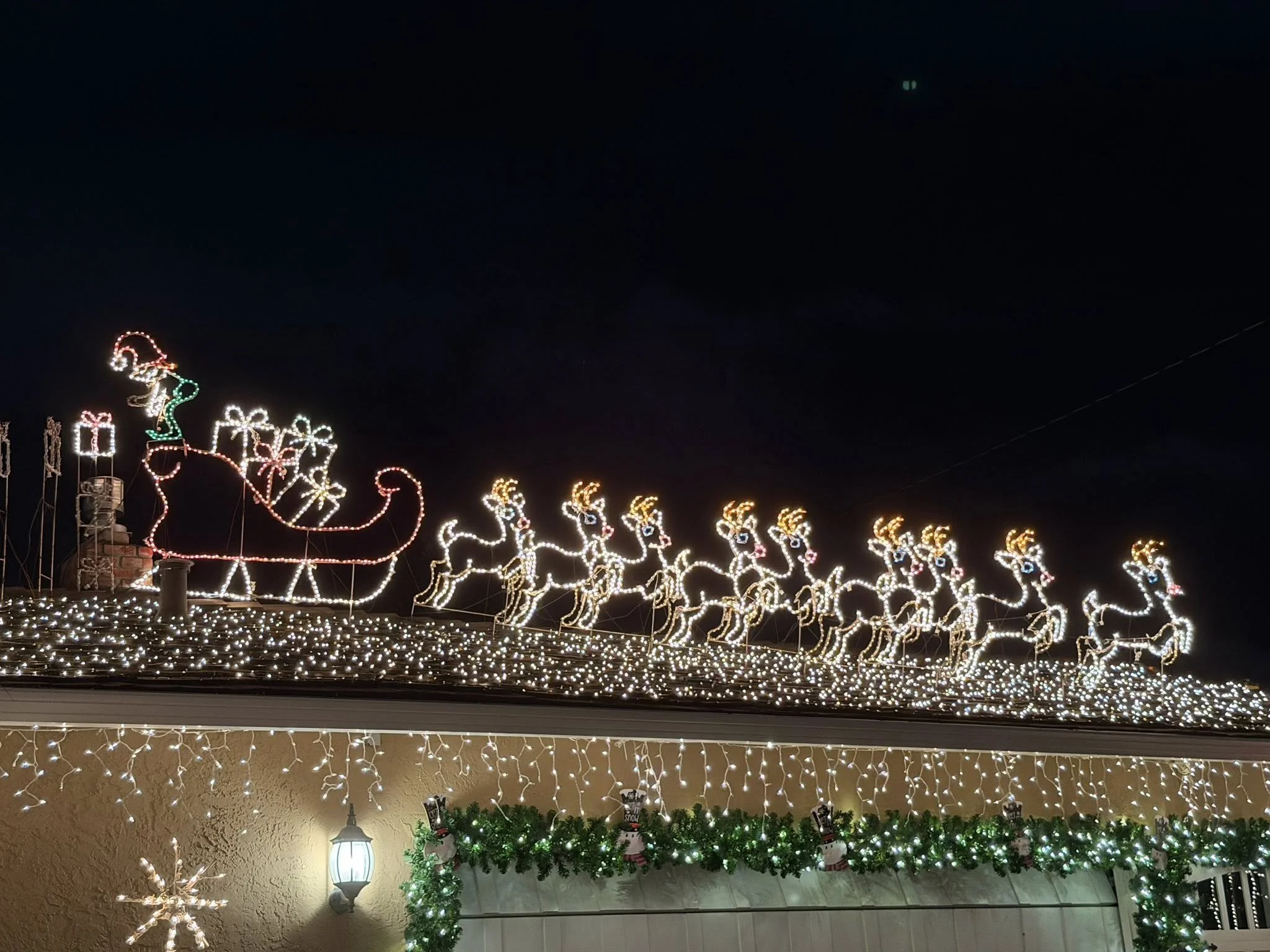 25-12 - xmas-lights - santa-lights.jpg