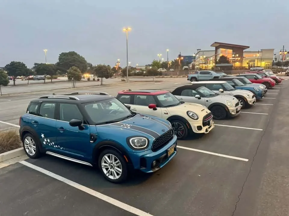 26-10 - mtts-ca - minis-at-the-brass-tap-in-monterey.jpg