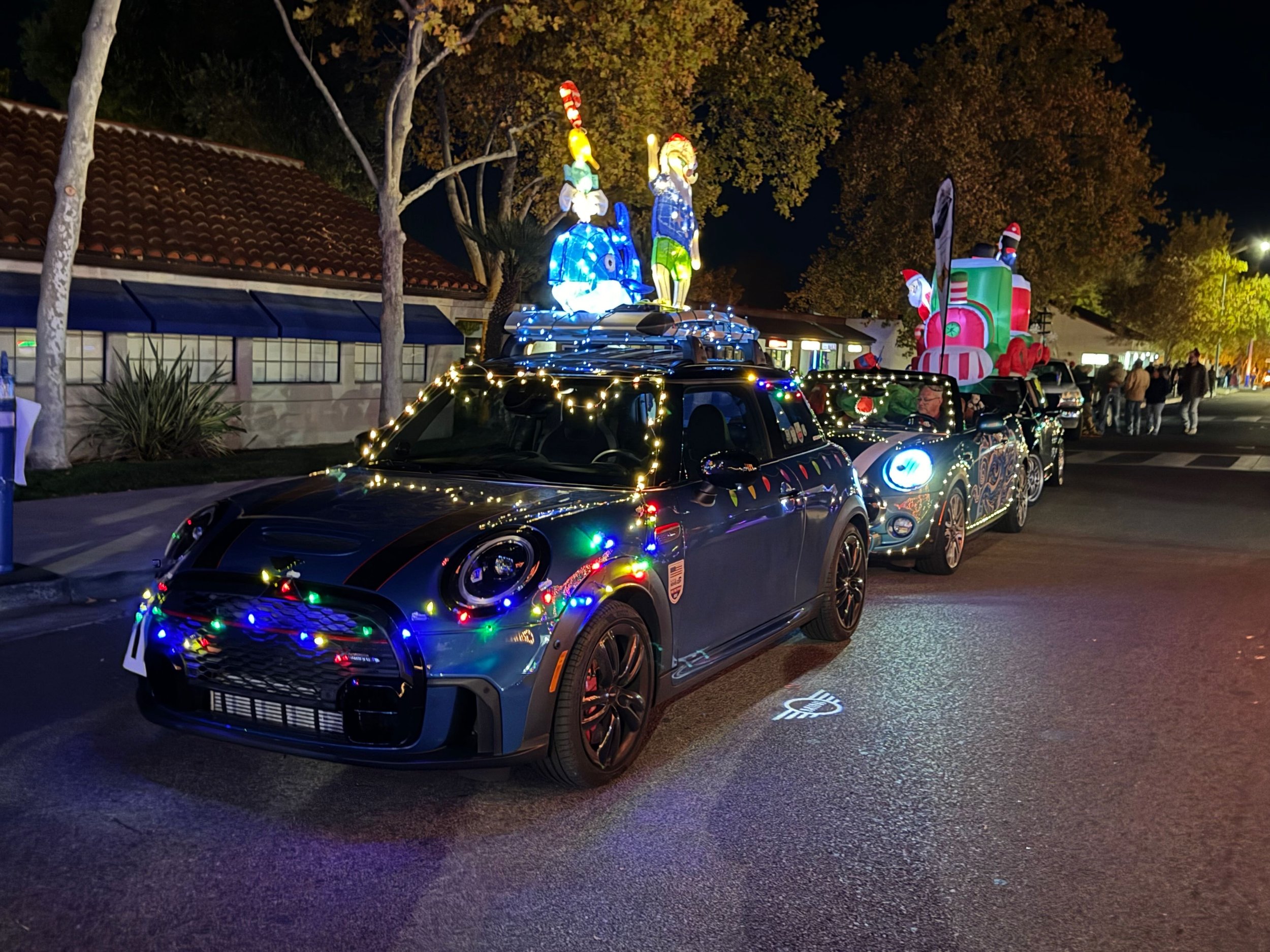 25-12 - paso-robles-xmas-parade - minis-in-parade.jpeg