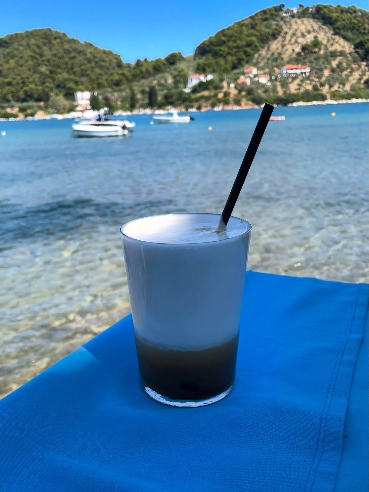 Meet your new summer obsession: Freddo Espresso 🇬🇷☕
This Greek iced coffee hits different&hellip; Strong espresso blended until smooth, topped with cold, creamy milk foam &amp; poured over ice. Sweeten it up if you like or keep it bold! Perfect for