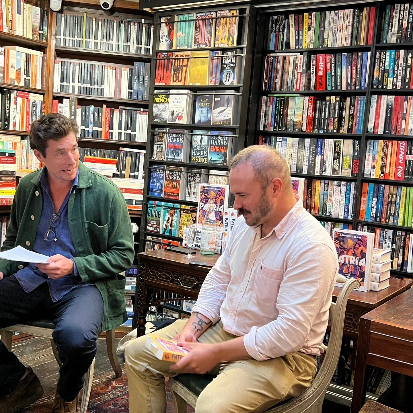 Top knotch conversation on the top floor of Sandoes bookshop: Harry Hastings @harryhastings interviewing Laurence Blair @printsoflblair about Patria: Lost Countries of South America @penguinukbooks @johnsandoebooks 

#johnsandoes #sandoesofchelsea #i
