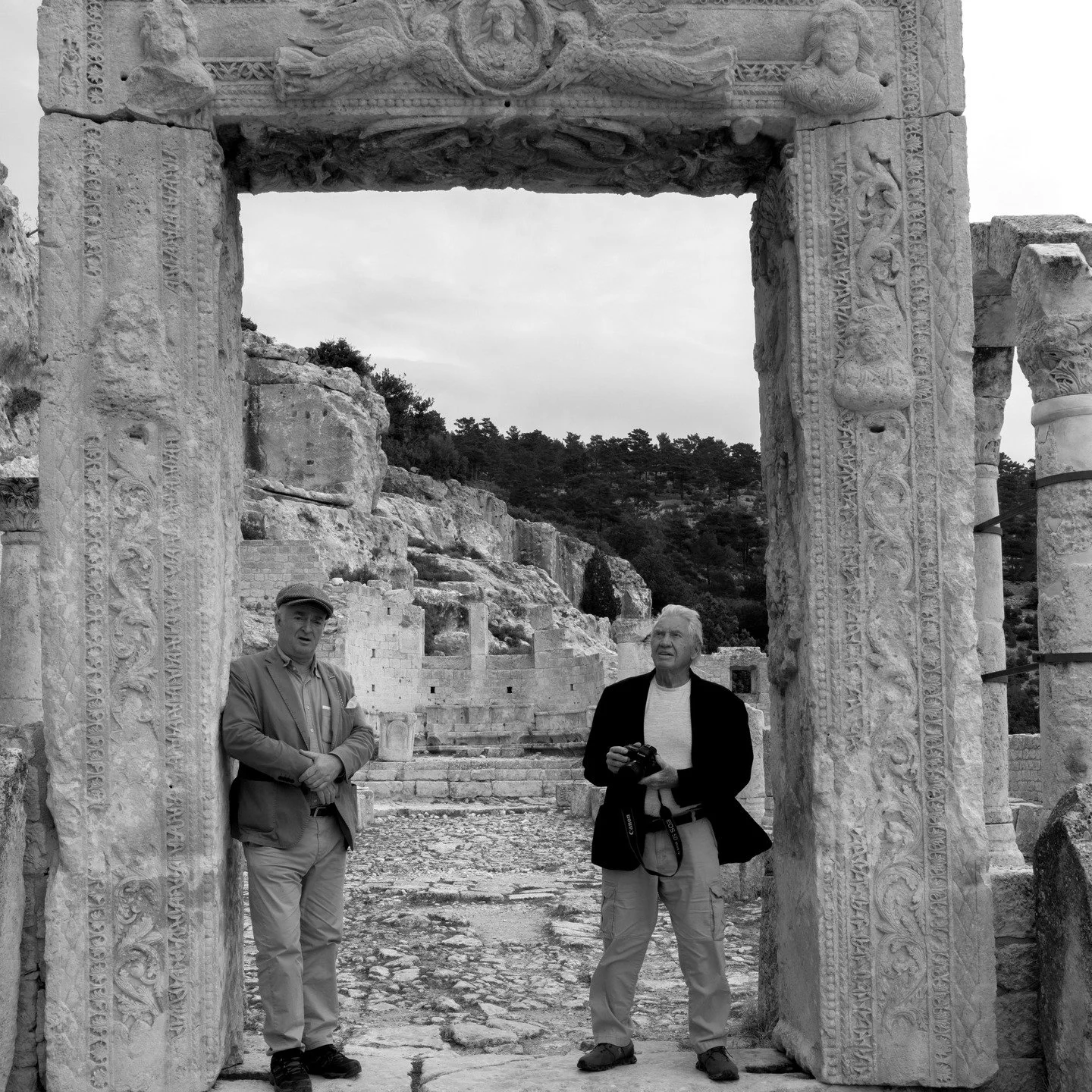 Sir Donald Mccullin at work in his 90th year, gate to the Alahan Monastery, in the Taurus mountains, Turkey

We are a little late with birthday greetings, but we salute you Sir on your 90th anniversary @donmccullinphotography 

Photo: Barnaby and Don