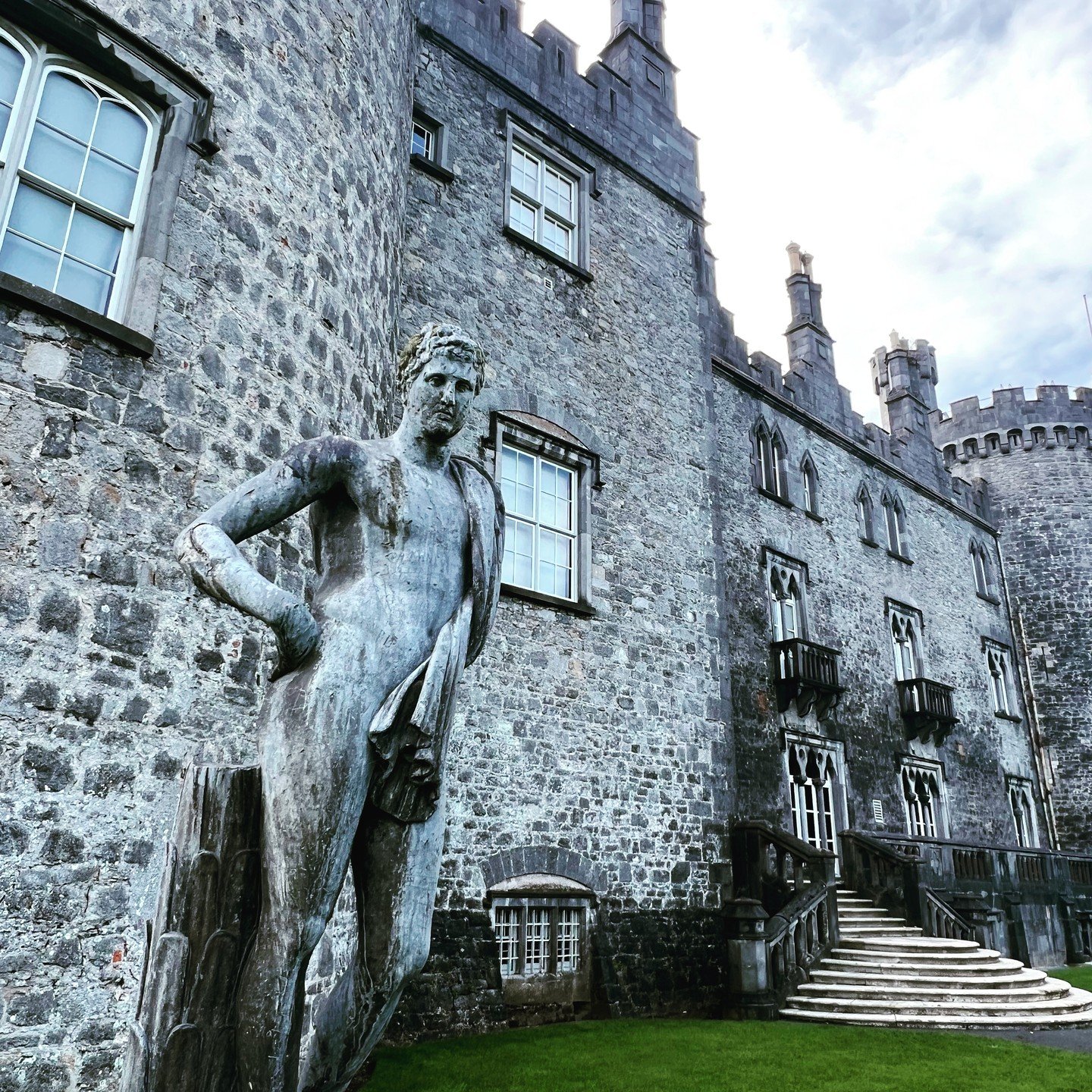 Kilkenny Castle, Ireland

#medievalireland #kilkennycastle #barnabyandroseinireland #elandbooks #classictravelwriting