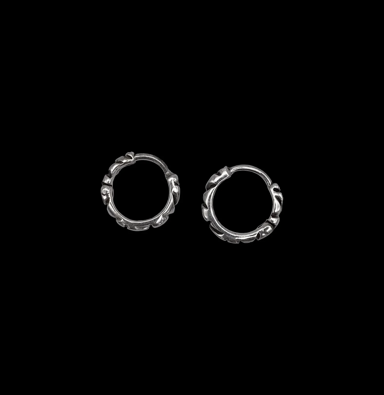 Small but mighty hoop earrings, decorated feature textured patterns which adds unique touch to them.
