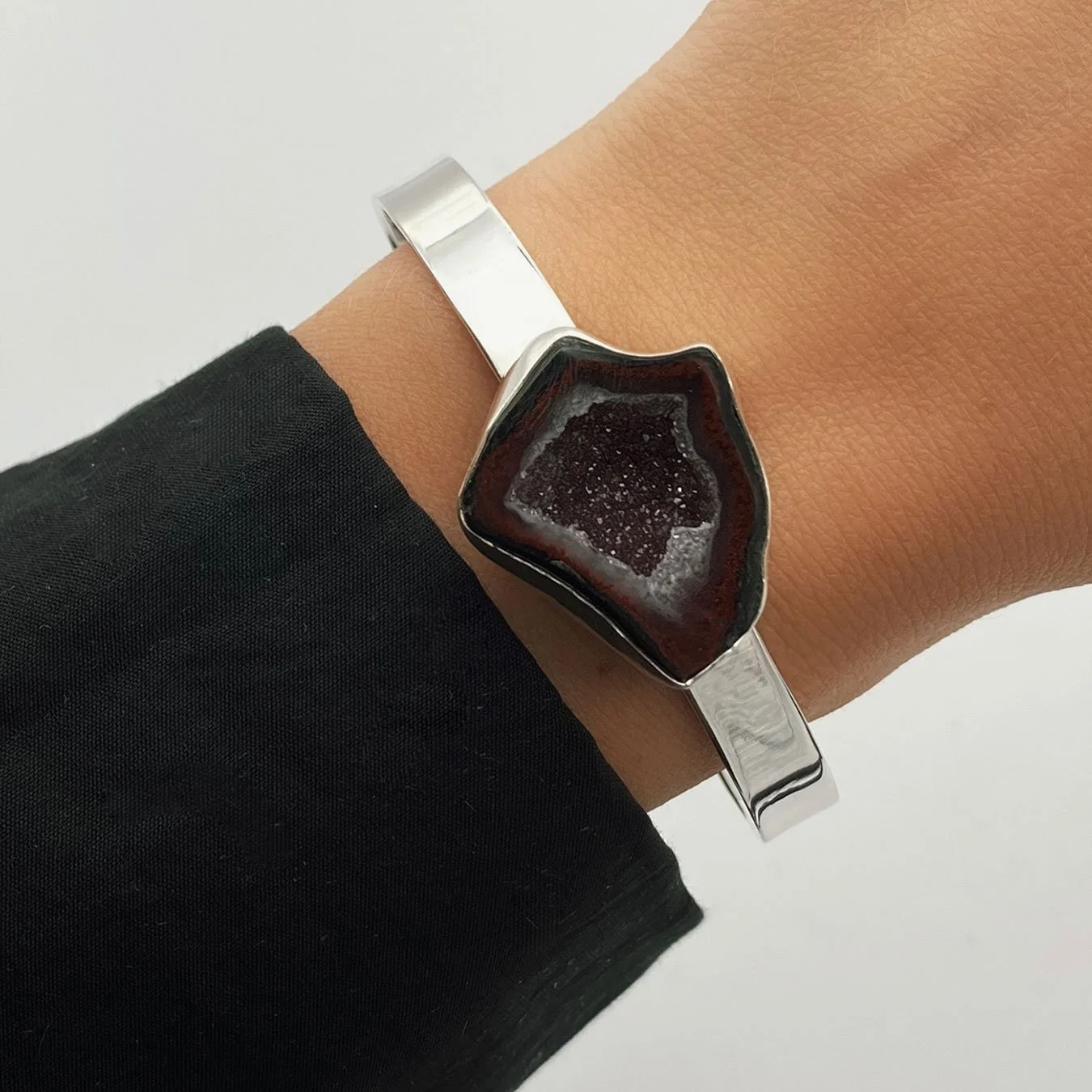Bold, fierce 925 silver cuff bracelet, adorned with raw agate gemstone on top of it. Edgy, eye-catching, dramatic, yet very stylish and hypnotic.