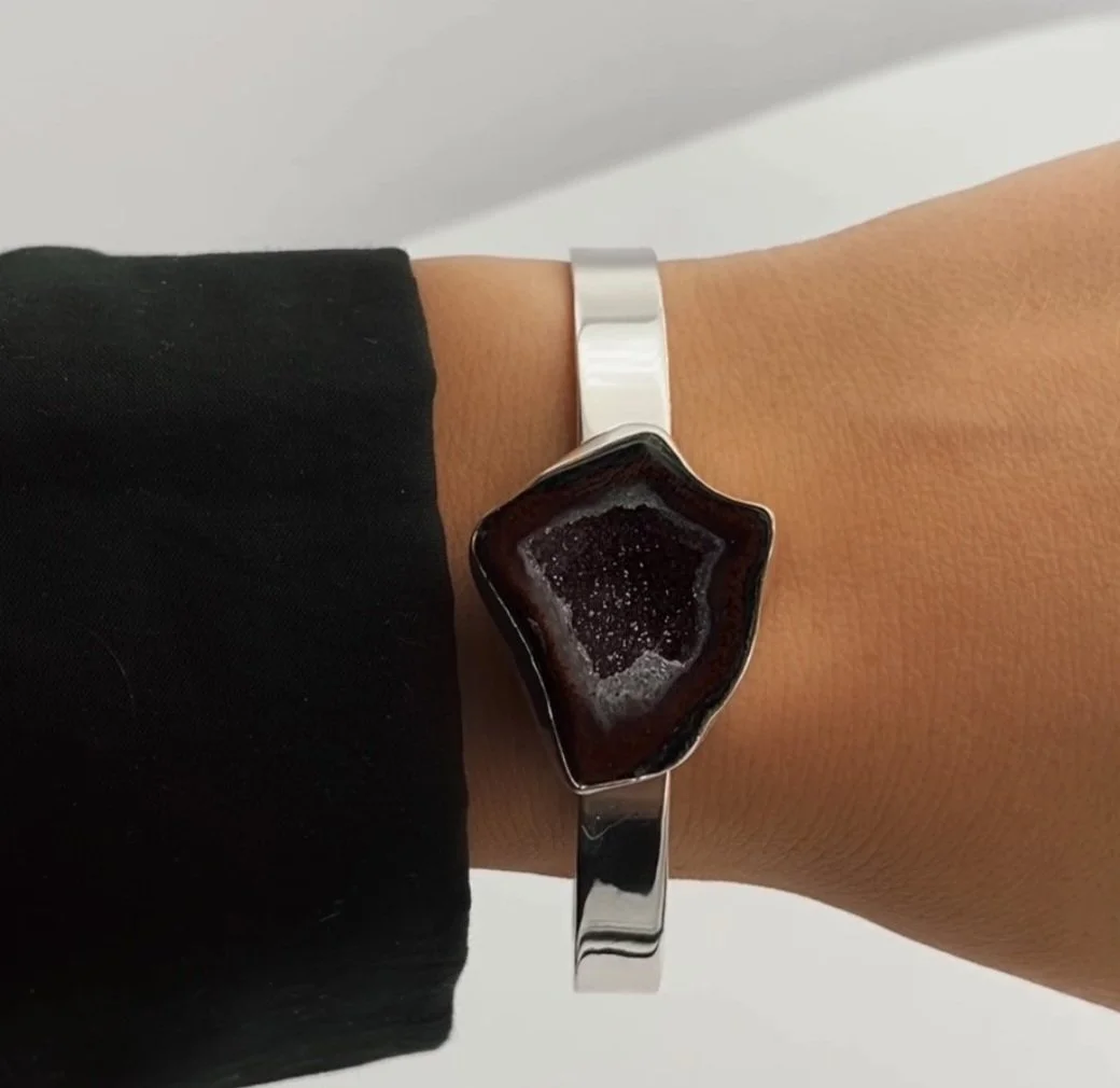Bold, fierce 925 silver cuff bracelet, adorned with raw agate gemstone on top of it. Edgy, eye-catching, dramatic, yet very stylish and hypnotic.