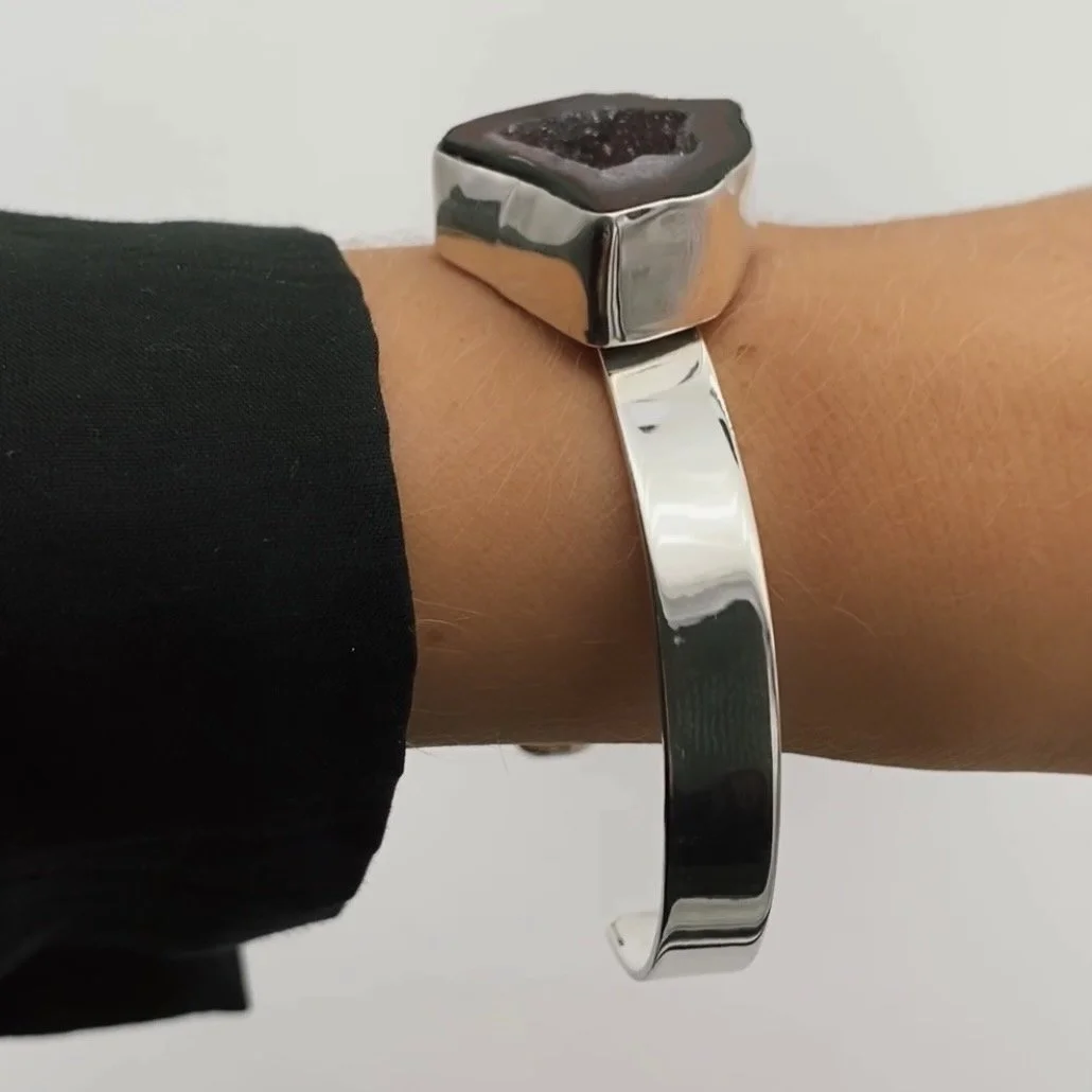 Bold, fierce 925 silver cuff bracelet, adorned with raw agate gemstone on top of it. Edgy, eye-catching, dramatic, yet very stylish and hypnotic.