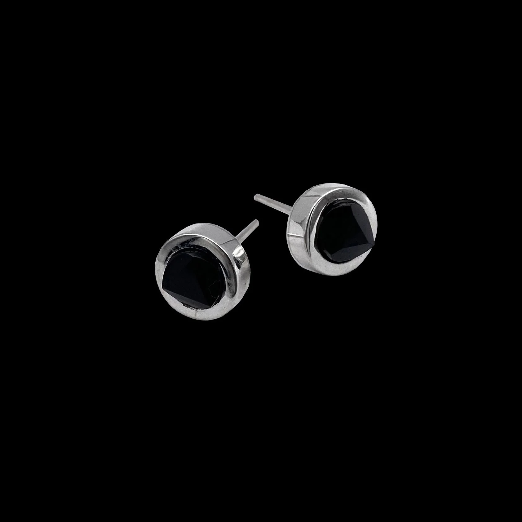 Small round silver earrings decorated with the eye-catching faceted onyx elements. Simple and stunning addition to your jewelry collection.