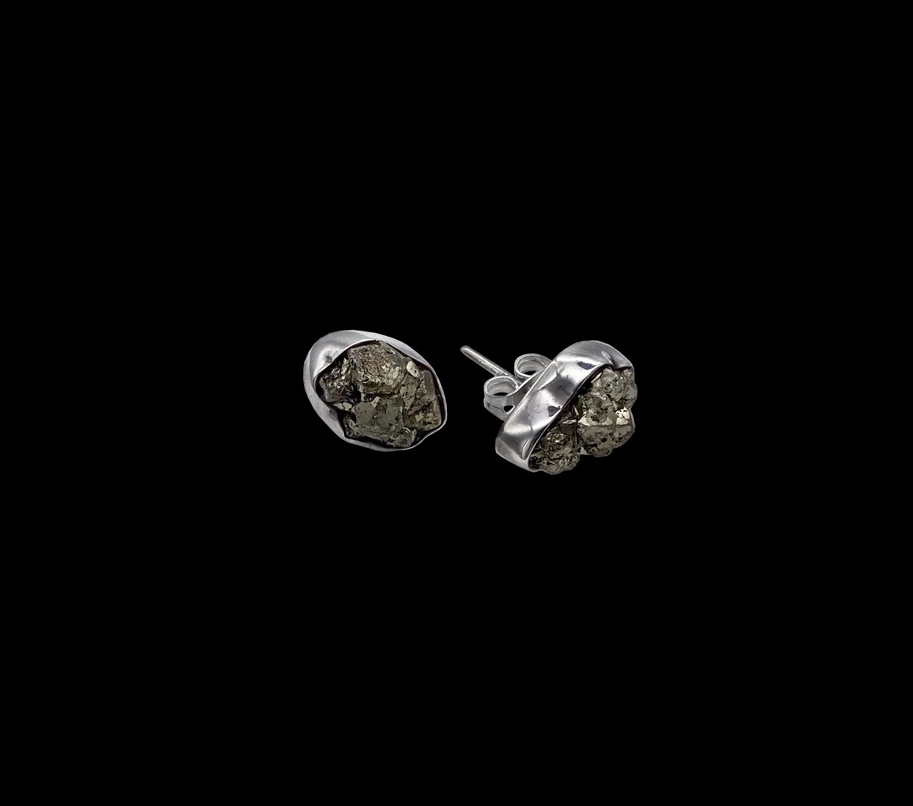 Small stud silver earrings, decorated with raw pyrite gemstone. Shimmering and mesmerizing, these will not be unnoticed.