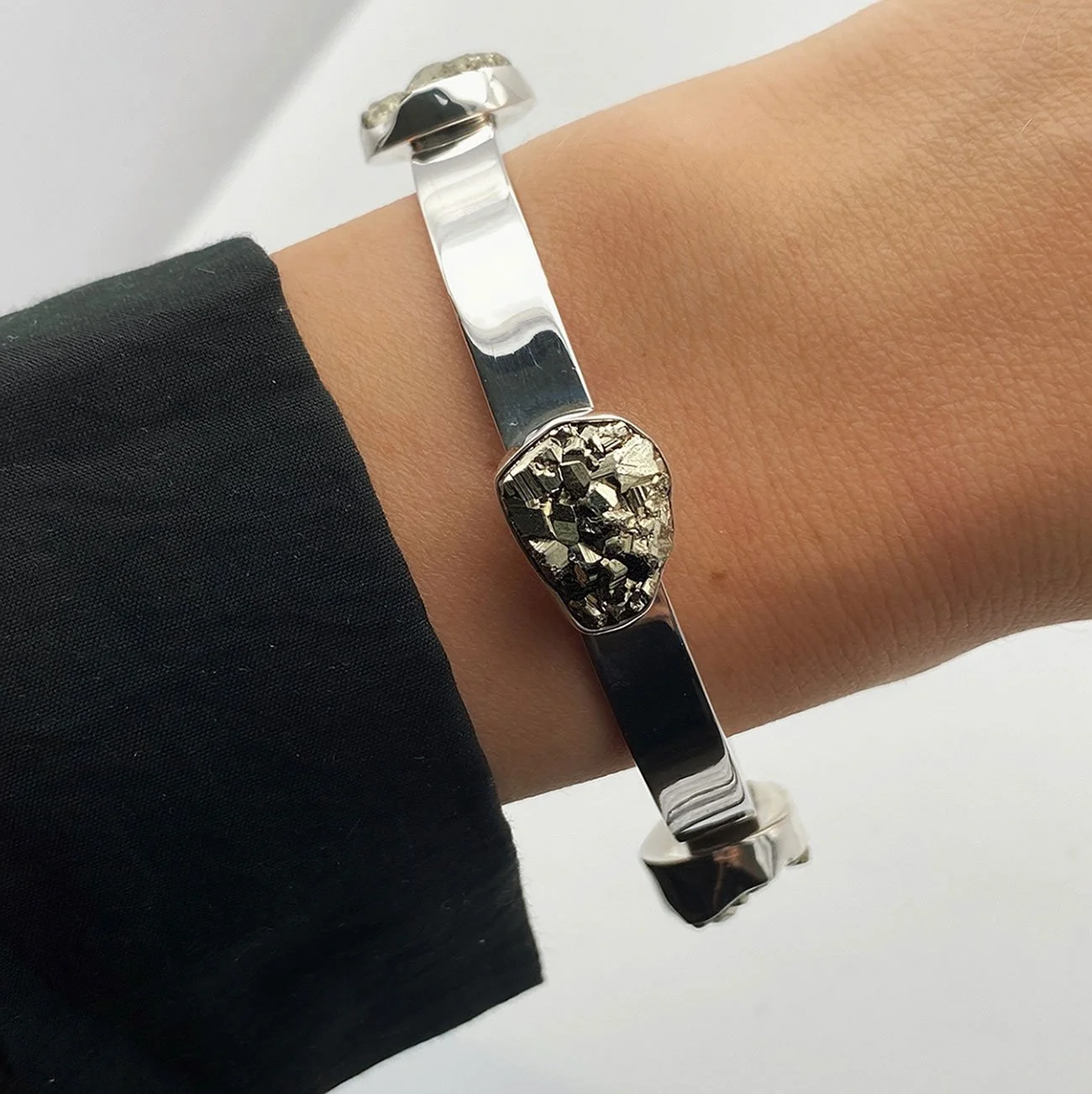 Mesmerizing and dramatic 925 silver bangle bracelet, adorned with raw pyrite gemstone druse. Edgy, yet very elegant and hypnotic.