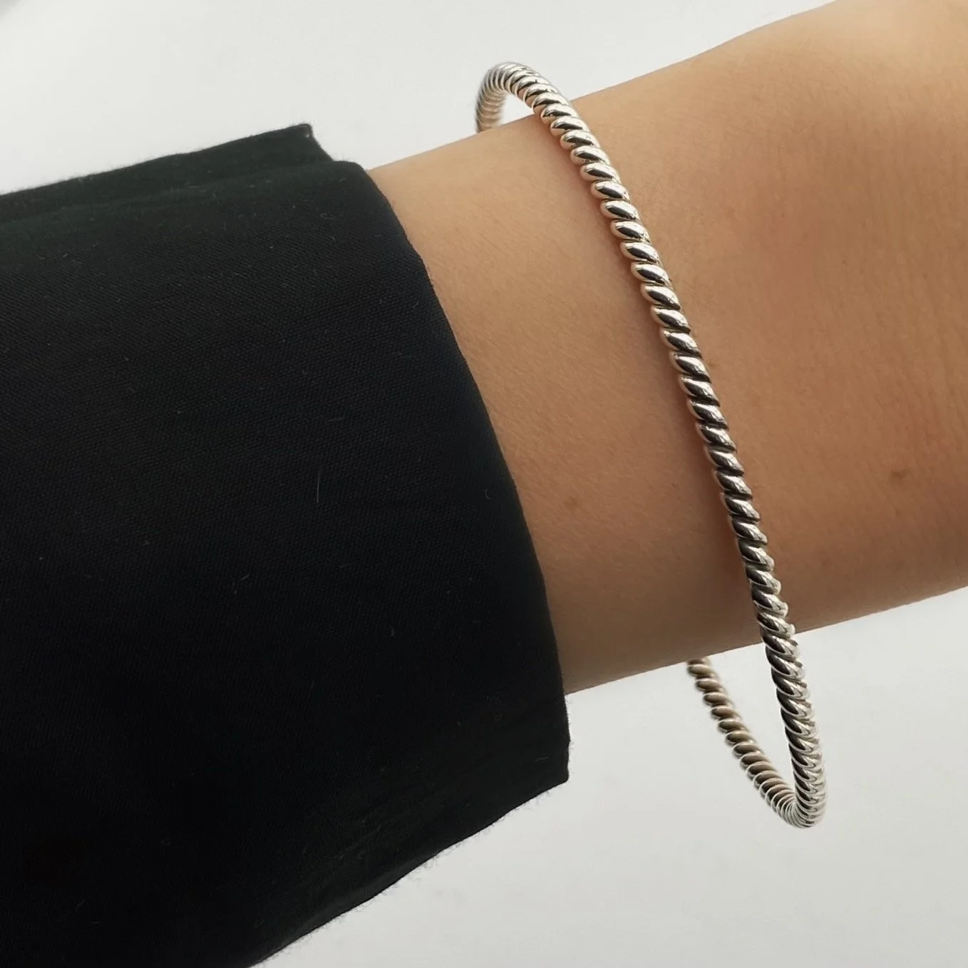 Twisted minimalist 925 silver bangle. Versatile enough to accompany you to any occasion.