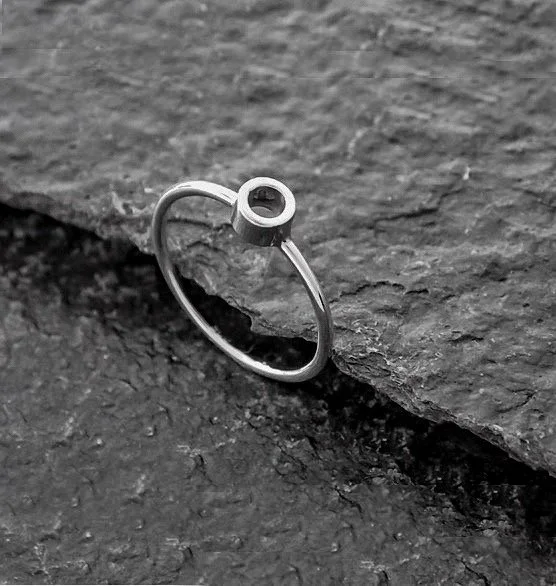 Minimalist thin geometric ring decorated with a small circle with a same shaped hole in it. So versatile, that can be worn with any outfit and to accompany you to any occasion.